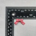 Primer plano de un mini lazo de tela a cuadros rojos y blancos con regla para medir talla - Gingham Rojo y Blanco (8)
