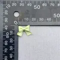 Fiocco in nastro di raso verde pallido da 20mm per fai-da-te misurato su un righello - Verde Chiaro (1)