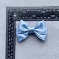 Dettaglio del fiocco doppio in raso azzurro da 80 mm con misure dimensionali precise - Azzurro