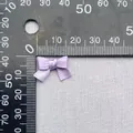Vista dettagliata di un fiocco in raso viola da 20mm misurato con un righello per il fai-da-te - Viola Scuro (4)