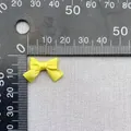Vista dall'alto di un piccolo fiocco di raso giallo fatto a mano con righello graduato - Giallo (5)