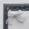 Détail d'un nœud en organza blanc de 50-60mm avec bordure cousue pour accessoires cheveux DIY - Blanc (4)
