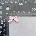 Dettaglio di un fiocco rosa in poliestere da 1,5 cm misurato su una scala graduata - Rosa Fatto a Mano (7)