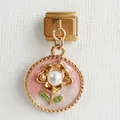 Makro-Detail des italienischen Charm-Armbands mit Goldblume, Perle und rosa Emaille - Runde Künstliche Perle Goldene Blume Modell (7)