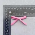 Nahaufnahme einer rosa Bandschleife mit 45 mm Breitenmessung auf dem Lineal - Rosa (5)