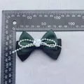 Fiocco in nastro verde smeraldo con fiore bianco e perle, scala di misura 90mm - Verde Scuro