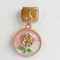 Makroaufnahme von italienischem Charm aus Gold mit rosa Emaille und 3D-Rosen-Detail - Rund Farbverlauf Rose Modell (8)