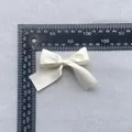 Fiocco in raso crema da 7,5 cm per capelli, vestiti e decorazioni per regali - Bianco Sporco (2)