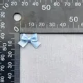 Vista dall'alto di un fiocco in poliestere azzurro da 1,5 cm con scala per la misurazione - Azzurro (9)
