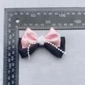 Fiocco in raso rosa e nero fatto a mano con rosa in resina bianca e perline - Rosa