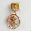 Detail eines italienischen Charm-Glieds mit goldener Rose und LOVE-Schriftzug auf Harz - Ovales Rosa Weiß Rose LOVE Modell (10)