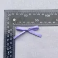 Makro-Detail einer 40 mm lila Satin-Schleife für DIY-Bekleidungszubehör - Lila (7)