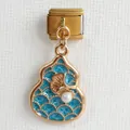 Makrodetail eines goldenen Flaschenkürbis-Anhängers mit Emaille und einer weißen Perle - Kalebasse Blau Fischschuppen Künstliche Perle Modell (11)