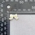 Dettaglio di un fiocco in raso crema da 1,5 cm misurato con righello per progetti DIY - Cream (10)