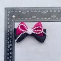 Fiocco fatto a mano in raso rosa e nero con perle bianche e decorazione floreale in resina - Rosa Rosso