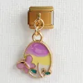 Makroaufnahme von italienischem Gold-Charm mit lila Schmetterling und Emaille-Blättern - Oval Violett Gelb Schmetterling Modell (12)
