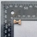 Vista detallada del tamaño del mini lazo de satén beige de 1,5 cm para ropa de muñecas - Marrón Claro