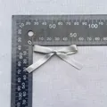 Makroaufnahme einer 40 mm silbernen Satinschleife mit Lineal zur Größenbestimmung - Silbergrau (8)