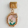 Makroaufnahme des vergoldeten Charms mit Emaille-Blumenmuster und funkelnden Strasssteinen - Oval Farbverlauf Rosa Grün Strass Modell (13)