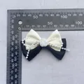 Dettaglio del fiocco in raso bianco e nero da 8,5 cm con fiore di perle e decorazioni - Patchwork Nero e Bianco