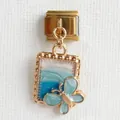 Detail eines italienischen Charm-Armbands mit Goldrahmen und blauem Emaille-Schmetterling - Rechteckiges Blau Weiß Welle Schmetterling Modell (14)