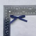 Detailansicht einer 40 mm dunkelblauen Bandschleife mit Lineal zur Größenmessung für DIY - Dunkelblau (9)