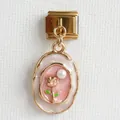 Makroaufnahme von italienischem Gold-Charm mit Emaille, Rosendekor und Perle - Oval Rosa Weiß 3D Rose Modell (15)