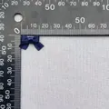 Dettaglio macro di un fiocco in raso blu navy da 1,5 cm su un righello di misura - Blu Navy (12)
