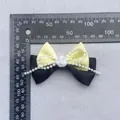 Detalle de un lazo de satén artesanal de dos capas con perlas y rosa para manualidades DIY - Amarillo claro