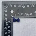 Primer plano del lazo de satén azul oscuro de 15 mm que muestra la textura y la escala real - Azul marino