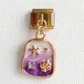 Detail eines italienischen Charms mit goldenem Seestern und lila Emaille auf Stahl - Farbverlauf Lila Seestern Muschel Strass Modell (16)