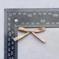 Detailansicht einer 45mm champagnergoldenen Satinschleife mit Lineal zur Messung - Champagnergold (10)