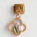 Detail eines Kleeblatt-Charms mit Perle und Kristall auf rosa Emaille-Hintergrund - Vierblättriges Kleeblatt Rosa Basis Künstliche Perle Strass Modell (18)