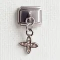 Makroansicht des silbernen Italian Charm Glieds mit champagnerfarbenem Kristallanhänger - Achtblättrige Blume mit Strass-Stil