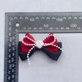 Lazo de satén rojo y negro hecho a mano con rosa de resina y borlas de perlas - Rojo