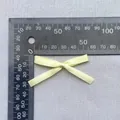Detaillierte Messung der kleinen cremefarbenen Bandschleife mit 4,5 cm Breite - Hellgelb (11)
