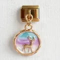 Detail eines italienischen Gold-Charms mit Rentier-Motiv und Sternenhimmel-Emaille - Runder Farbverlauf Sternenhimmel Hirsch Modell (19)