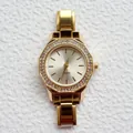 Dettaglio dell'orologio al quarzo dorato con lunetta in cristallo e quadrante champagne - Stile Ottagonale Oro Quadrante Champagne Strass