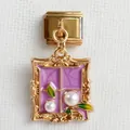 Detail eines italienischen Charms mit lila Emaille, grünen Blättern und weißen Perlen - Lila Fensterrahmen Künstliche Perle Blatt Modell (20)