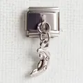Nahaufnahme des italienischen Charm-Glieds aus Edelstahl mit einem Delphin-Anhänger - Strass Delphin-Stil