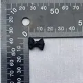 Vista detallada de un mini lazo de cinta negra de 15 mm con escala de medición precisa - Negro