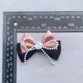 Detalle del lazo de raso rosa y negro con rosa de resina blanca y cuentas de perlas - Rosa Claro