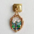 Nahaufnahme des vergoldeten Vintage-Blumenanhängers mit Emaille und weißen Perlen - Ovales Blau Grün Farbverlauf Künstliche Perle Modell (21)