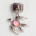 Makroaufnahme eines italienischen Edelstahl-Charms mit silberner Schwalbe und rosa Stein - Schwalbe mit Katzenaugenstein-Stil