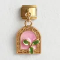 Makroaufnahme von italienischem Gold-Charm mit rosa Emaille und grünem Blatt-Design - Gewölbtes Rosa Basis Grüne Blätter Perle Modell (22)