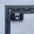 Detailopname van de 40mm handgemaakte satijnen strik met wit kant en meetlat - Zwart