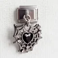 Makroaufnahme vom silbernen Italian Charm mit Spinnennetz und schwarzem Herzstein - Spinnennetz Schwarzes Herz-Stil