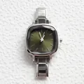 Orologio unisex in acciaio argento con quadrante quadrato verde oliva effetto soleil - Verde Scuro