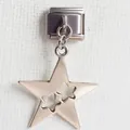 Detailansicht eines silbernen Edelstahl-Charms mit hohlem Sternanhänger für Armbänder - Hohl-Doppelstern-Stil