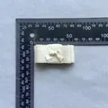 Detailopname van handgemaakte crèmewitte kanten strik accessoire met afmetingen - Broken Wit